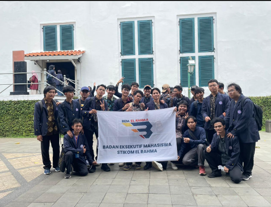 Foto bersama pengurus BEM El Rahma
